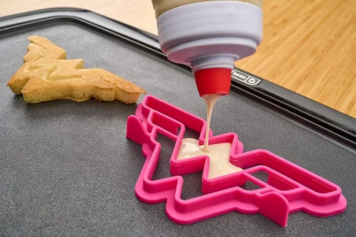 Vista 7 de Whiskware Kit de arte para panqueques con batidora, batidor de alambre BlenderBall y 2 moldeadores de panqueques de la Liga de la Justicia