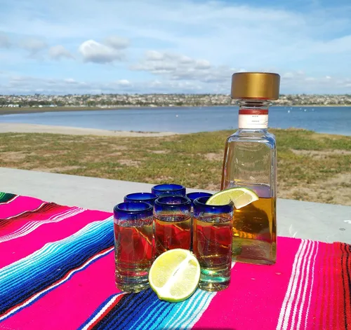 Vista 6 de Vasos de chupito de tequila mexicano soplados a mano, juego de 6 vasos de chupito de tequila con borde azul cobalto (2 onzas cada uno)