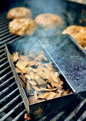 Vista 4 de Briquetas de barbacoa de manzana WESTERN – 100% madera real para asar y ahumar – Sabor ahumado suave, dulce y delicado – Perfecto para cerdo
