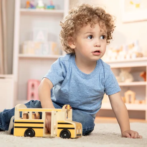 Vista 6 de Melissa & Doug Juego de madera para autobús escolar con 7 figuras de juego