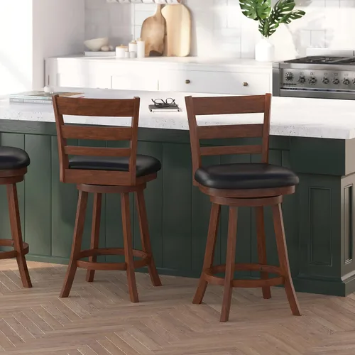 Merrick Lane Silla Ladderback - Taburete giratorio para mostrador, acabado de roble antiguo, asiento acolchado de piel sintética negra de 24