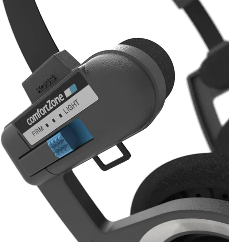 Vista 2 de Koss Porta Pro con micrófono y auriculares remotos en la oreja, micrófono en línea y control remoto táctil, cable con enchufe de 0.138 in