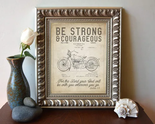 Vista 3 de Letrero artístico con texto en inglés «Be Strong and Courageous Joshua 1:9» con versículo bíblico de patente sin marco, patente de motocicleta
