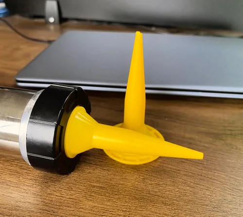 Vista 4 de Boquilla para pistola de calafatear, puntas de extensión reutilizables amarillas, paquete de 12, herramienta aplicadora de construcción con tapa