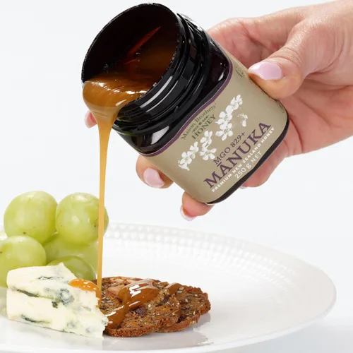 Vista 4 de Mason Brothers' Raw Manuka Honey MGO 829+ 8.8 onzas de miel de Nueva Zelanda, certificado MGO