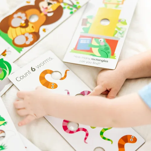 Vista 2 de Melissa & Doug Poke-a-Dot! Tarjetas de Aprendizaje Jumbo de Números, Formas y Colores, 13 Tarjetas Interactivas de Flash de Doble Cara, Actividades