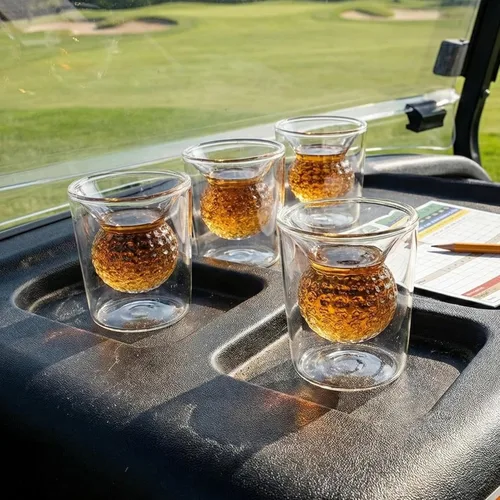 Vista 3 de Juego de Vasos de Chupito con Diseño de Pelota de Golf - Borosilicato de Doble Pared de 2 oz, Diseño de Pelota de Golf Hecho a Mano - Vasos