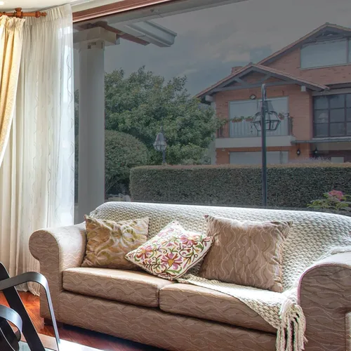 Vista 10 de HIDBEA - Película reflejante de espejo unidireccional para ventana, privacidad diurna, bloqueo solar, adherencia estática sin pegamento, control