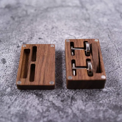 Vista 2 de Gemelos redondos de madera de nogal negro rústico con caja organizadora para hombres, Madera, Madera