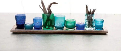 Vista 2 de Creative Co-Op Bandeja de madera con 9 soportes votivos de vidrio azul y verde