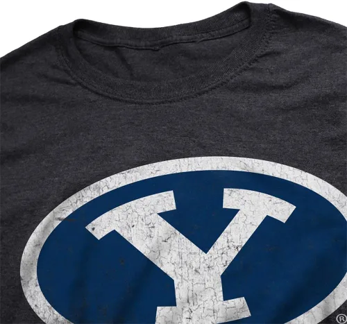 Vista 2 de Campus Lab Camiseta oficial de la NCAA Simple Distressed Collegiate Classic Spun - Camiseta unisex para hombres y mujeres
