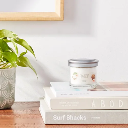 Vista 2 de Yankee Candle - Vela perfumada en tarro pequeño con tiempo de combustión de hasta 40 horas, mezcla premium de cera vegetal para una combustión