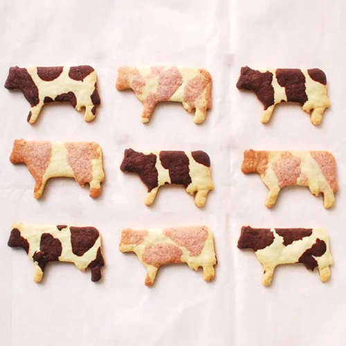 Vista 5 de Juego de 10 cortadores de galletas de granja con folleto de recetas, gallo, vaca, cerdo, cordero, caballo, granero y tractor, cara de vaca, botella
