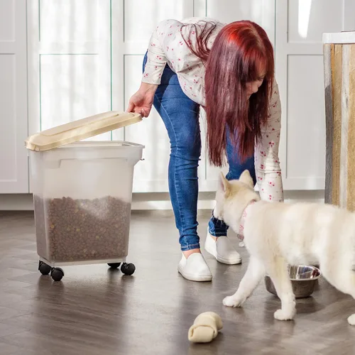 Vista 5 de IRIS USA Contenedor Hermético de Almacenamiento de Alimentos para Mascotas WeatherPro de 22 Libras / 28 Cuartos de Galón con Ruedas Removibles, Para