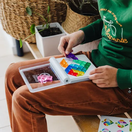 Vista 2 de SmartGames IQ Love - Juego de rompecabezas de viaje con 120 desafíos para edades de 7 años, adulto