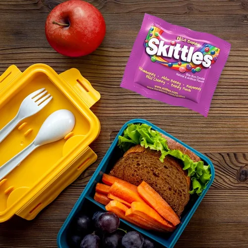 Vista 5 de ASSORTIT X Skittles Collab Wild Berry Flavor Candy Coated Fruit Chew Tamaño divertido 1 libra envueltos individualmente a granel, surtido