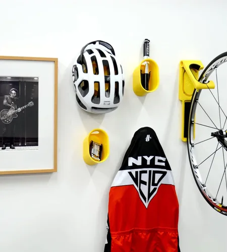 Vista 3 de Cycloc Loop - Elegante casco de montaje en pared y almacenamiento de accesorios, color amarillo