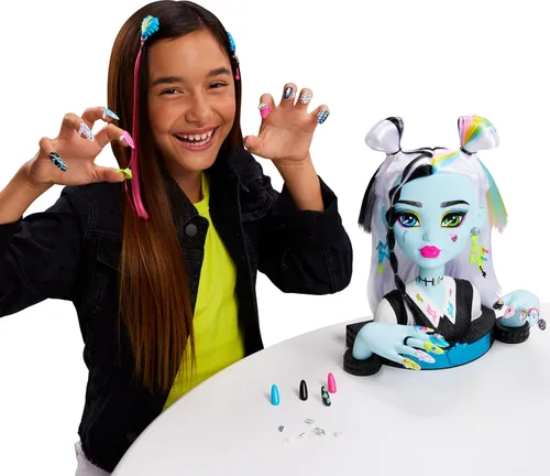 Vista 2 de Cabeza de muñeca Monster High Frankie Stein para peinado con más de 65 accesorios, incluyendo uñas para usar y compartir, horquillas, pinzas