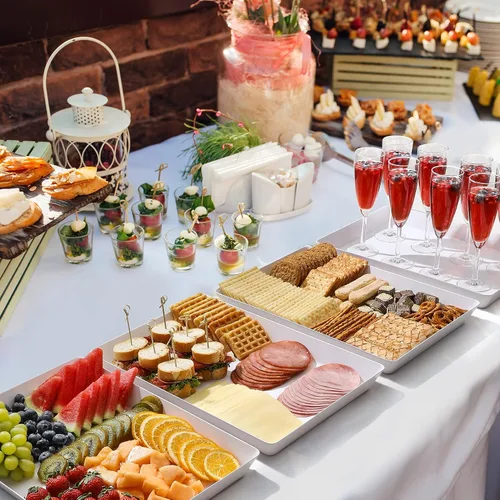 Vista 6 de 3 paquetes, 40 x 28 centímetros Bandejas grandes blancas reutilizables de plástico para servir galletas, aperitivos, charcutería, bocadillos