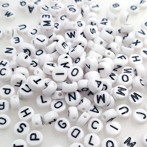 Vista 3 de 800 cuentas redondas blancas de letras del alfabeto acrílico de 4x7mm de la A a la Z, formas mixtas de plástico, cuentas sueltas a granel