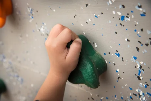 Vista 4 de Squirrel Products Soportes de escalada en roca para niños, rocas de escalada extra grandes de lujo con accesorios de montaje – DIY pared de roca