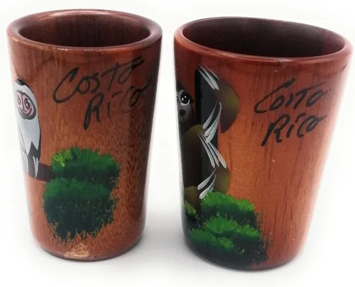 Vista 4 de Juego de 2 vasos de chupito de tequila de madera - Pintados a mano con diseños de mono y perezoso de la selva tropical costarricense - 1.5 fl oz