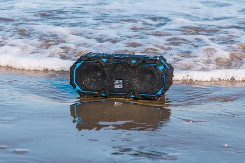 Vista 4 de Altec Lansing LifeJacket Jolt - Altavoz Bluetooth impermeable, altavoz duradero y portátil con carga inalámbrica Qi y asistente de voz, negro