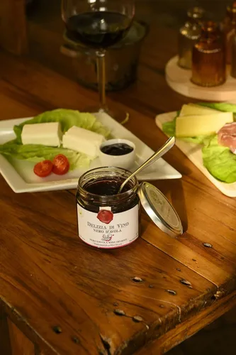 Vista 2 de Frantoi Cutrera Delizia di Vino Nero D'Avola Wine Delight Jelly