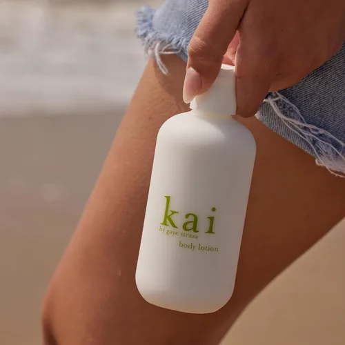 Vista 3 de kai loción corporal - una nutritiva loción corporal de manteca de karité perfumada con gardenia fresca y ligera envuelta en exóticos blancos, 8