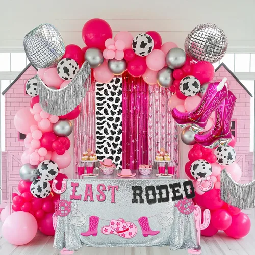 Decoración de fiesta de despedida de soltera de vaquera con arco de globos de color rosa intenso y plateado, botas de disco con estampado de vaca,