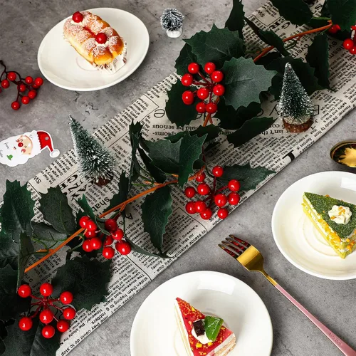 Vista 4 de Xinnun 1 guirnalda de acebo de Navidad con bayas artificiales para interiores y exteriores, decoración rústica para colgar en decoración navideña