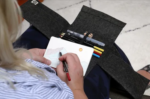 Vista 4 de Three by Three Seattle jOTBLOCK - Juego de lápices de acuarela de viaje: crea postales artísticas, 12 postales en blanco, 5 lápices de acuarela