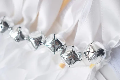 Vista 3 de Kingsnow Paquete de 50 varitas de cinta de encaje blanco con campanas plateadas, varitas de deseos de palo de hadas de seda para bodas, actividades