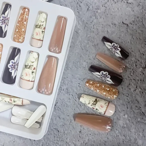 Vista 4 de 24 uñas postizas largas a presión de ataúd, color marrón, cobertura completa con diseño de patrón de flores, uñas postizas acrílicas brillantes