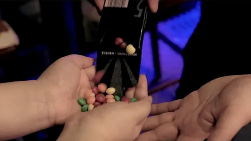 Vista 3 de Goma de mascar a cualquier cosa (trucos e instrucciones en línea) por Sansminds Magic