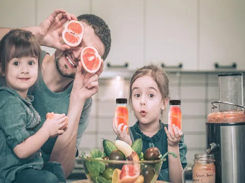 Vista 5 de Hulless 10 botellas de plástico de 8 onzas para jugos, botellas de jugo con tapas negras, adecuadas para jugos, licuados de frutas, leche y bebidas