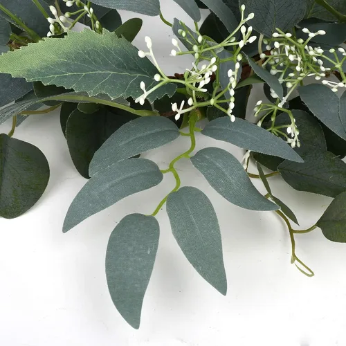 Vista 4 de Corona de eucalipto verde artificial, corona verde de 15 pulgadas con racimos de flores blancas, mini coronas de primavera/verano para decoración