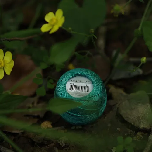 Vista 2 de Rhapsody Hilo de algodón perla tamaño 8 hilo de ganchillo Perle 12 bolas Set tejido a mano, bordado, sashiko, punto de cruz, costura, aguja