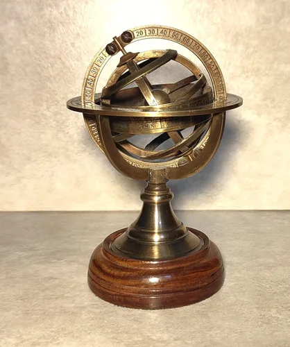 Vista 4 de Karv Instruments - Globo decorativo de latón antiguo, esfera armilar de 6 pulgadas, astrolabio grabado del zodiaco con base de madera
