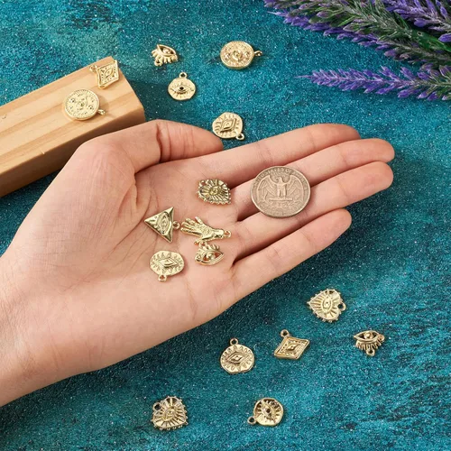 Vista 2 de Craftdady 32 dijes de aleación contra el mal de ojo, diseño geométrico dorado, rombo, triángulo, corazón, ojo a granel, para mujer, pulsera