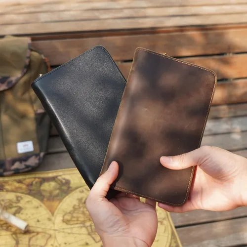 Vista 3 de Polare - Funda para pasaporte de cuero de grano completo para hombre, con bloqueo RFID, cartera de viaje con capacidad para 4 pasaportes, Marrón