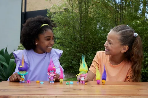 Vista 2 de Mattel DreamWorks Trolls Band Together Hair Pops - Muñeca pequeña, rama con ropa extraíble y 3 accesorios sorpresa