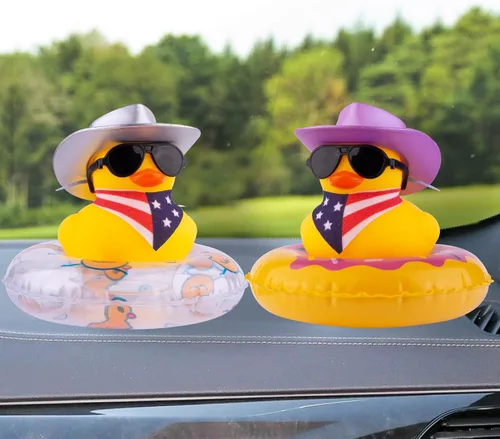 Vista 6 de Decoración de tablero de automóvil de pato de goma con mini sombrero de vaquero, bufanda, anillo de natación, gafas de sol para decoración del hogar