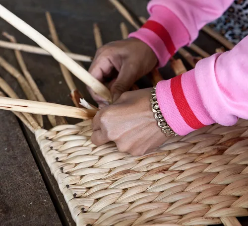 Vista 9 de Hampton Meadows - Armario de almacenamiento de mesa esquinera de 3 niveles en X con 3 cestas de mimbre, nogal