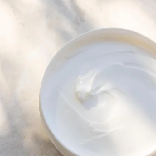 Vista 3 de kai Mantequilla corporal: una crema corporal bellamente batida perfumada con gardenia fresca y ligera envuelta en exóticos blancos, 6.4 onzas piel