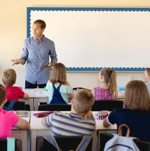 Vista 5 de Teacher Created Resources Borde enrollado festoneado azul pizarra – 50 pies – Decora tablones de anuncios, paredes, escritorios, ventanas, puertas