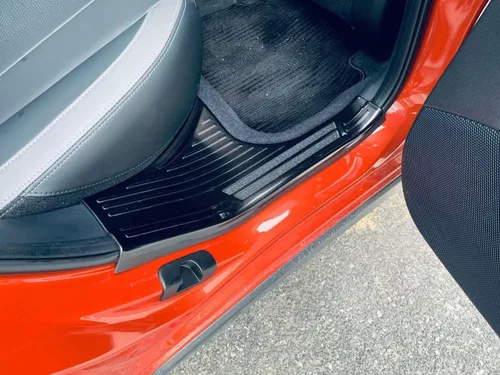 Vista 4 de Accesorios de automóvil compatibles con Subaru Crosstrek 2023 2024, placa interior del umbral de la puerta, cubierta protectora de arañazos, marco