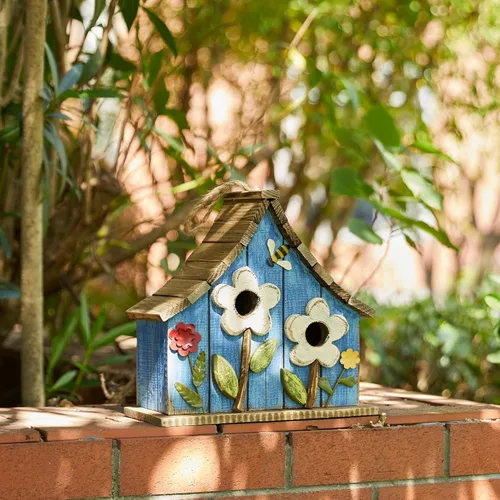 Vista 4 de Glitzhome Casas para pájaros colgantes para exteriores, 10.75 pulgadas de largo, madera maciza envejecida con flores 3D, rústicas pintadas a mano