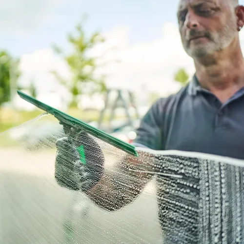 Vista 10 de Unger AK013 - Kit de limpieza de ventanas, juego de inicio 3 en 1 con escobilla de ventana, arandela de microfibra con mango de barra en T y cubo