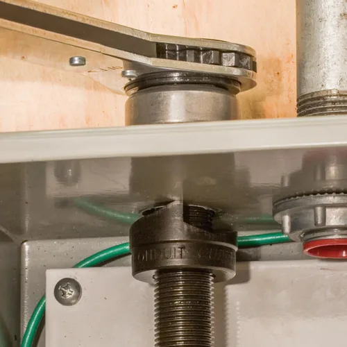 Vista 3 de Klein Tools 53732SEN - Juego de punzones con llave, cortador de orificios de conducto eléctrico de 1/2 a 2 pulgadas